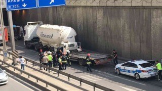 Sürücüyü sıkıştığı yerden çıkaran itfaiyeye, çocuklardan alkışlı destek