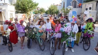 Süslü kadınlar Alaçatıda pedalladı