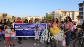 Süslü kadınlar Türkiyenin doğusunda pedal çevirdi
