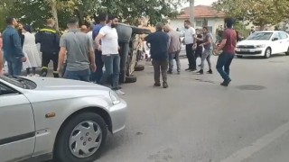 Takla atarak yan yatan hafif ticari aracı vatandaşlar düzeltti