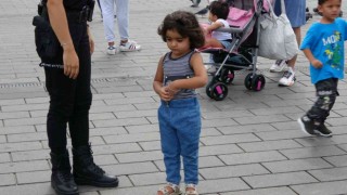 Taksim Meydanında kaybolan 4 yaşındaki İranlı çocuğa çevik kuvvet ekipleri sahip çıktı