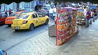 Taksimde dehşet anları kamerada: 1i ağır 2 yaralı
