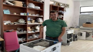 Tamir ettiği çamaşır makinesinden yılan derisi çıktı