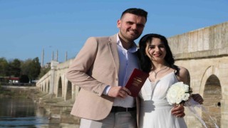 Tarihi köprüler çiftlere doğal stüdyo oldu