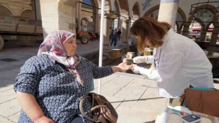 Tarihi meydanda halk sağlığı sokağı kuruldu, vatandaşlar ücretsiz test yaptırdı