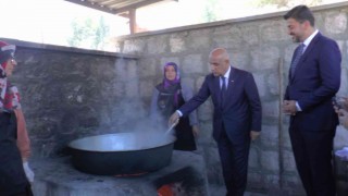 Tarım ve Orman Bakanı Kirişci çizme giydi, üzüm ezdi