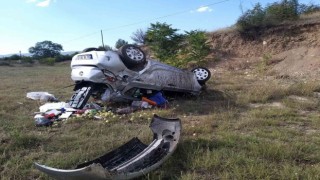 Tarlaya uçan otomobilden burunları bile kanamadan çıktılar