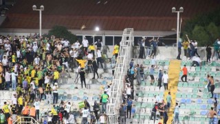 Tarsus İdman Yurdu ile Şanlıurfa maçında koltuklar havada uçuştu