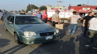 Tarsusta otomobille çarpışan motosikletli yaralandı