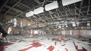 Tayvanda depremin şiddetine dayanamayan çatı sporcuların üzerine çöktü