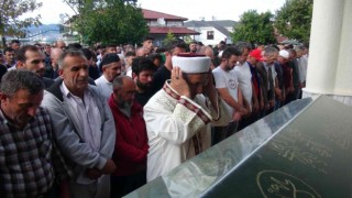 Taziye evine giderken otomobilin çarptığı genç, son yolculuğuna uğurlandı