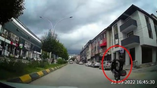 Tek teker giden motorcu tehlike saçtı, o anlar araç kamerasında