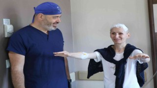 Tekerlekli sandalye ile geldi, yürüyerek ülkesine gitti