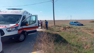 Tekirdağda hafif ticari araç tarlaya uçtu: 2 yaralı