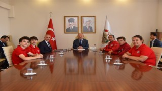 Teknofest Samsun finalinden dereceyle dönen öğrenciler Vali Karadenizi ziyaret etti