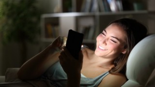 Telefon, bilgisayar ve spotlar güneş kadar zararlı