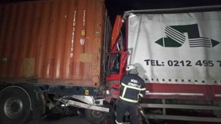 TEMde tıra arkadan çarpan kamyon kağıt gibi ezildi: 1 ölü
