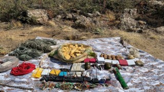 Tendürek Dağında el bombası ve patlayıcı ele geçirildi