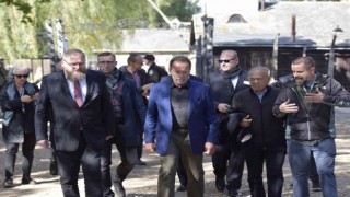 Terminatör filminin yıldızı Schwarzenegger, Auschwitz Nazi kampını ziyaret etti