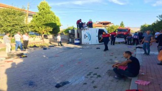 Tır kontrolsüz kavşakta işçi servisine çarptı: 2si ağır 17 kişi yaralandı