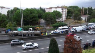 Tır makaslayıp yolu kapatınca trafik felç oldu