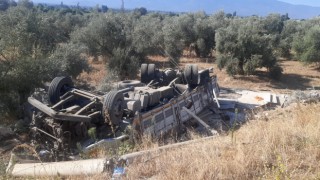 Tirede kamyon şarampole devrildi; sürücü ağır yaralandı