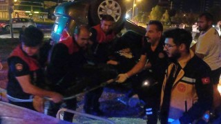 Tırın çarptığı araç hurdaya döndü, araçta 1i ağır olmak üzere 2 kişi yaralandı