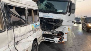 Tırla yolcu minibüsü çarpıştı, kaza ucuz atlatıldı