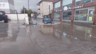 Tomarzada yağmur sonrası yollar göle döndü