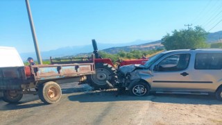 Traktör ile otomobil kafa kafaya çarpıştı: 4 yaralı