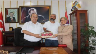 Tropikal ejder meyvesi üreticisi çift ilk hasattan memnun