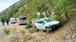 Tuncelide araç yoldan çıktı: 3 yaralı