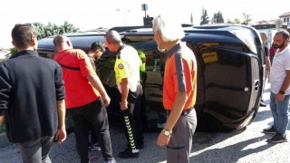 Tur minibüsü hasta nakil minibüsüne arkadan çarptı; şoför yan yatan minibüsten kendi çıktı