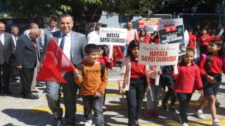 Turgutluda yaya geçidi orta çizgileri kırmızıya boyandı