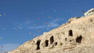 Türk ve mülteci çocuklar barış için gökyüzüne balon bıraktı