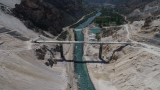 Türkiyenin en yüksek barajından etkilenen köy yolları yeniden yapılıyor