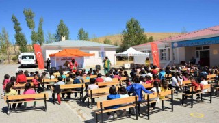 Tuşba Belediyesi, öğrencileri tiyatro ile buluşturmaya devam ediyor