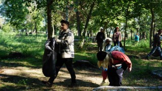 Üç ülkenin gençleri Edirnede bir araya gelerek çevre temizliği yaptı