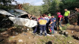 Uçurumdan yuvarlanan otomobilde 1i ağır 3 kişi yaralandı