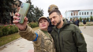 Ukrayna Devlet Başkanı Vladimir Zelenskiy'den Rusya'nın çekildiği İzyuma ziyaret