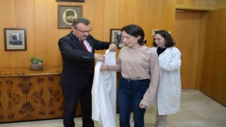 Uludağ Üniversitesi Tıp Fakültesini kazanan ikizlere Rektörden doğum günü sürprizi