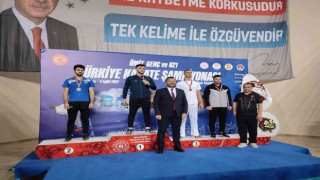Ümit Genç ve U21 Türkiye Karate Şampiyonasında Bursa Büyükşehir Belediyesporlu karatecilerden 5 madalya