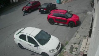 Ümraniyede el freni çekilmeyen cip yolda kaydı, vatandaş iterek durdurmaya çalıştı