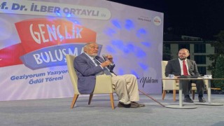 Ümraniyede gençler İlber Ortaylı ile buluştu
