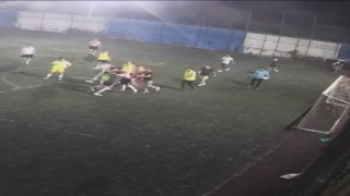 Ümraniyede halı sahada iki grubun tekmeli yumruklu kavgası kamerada