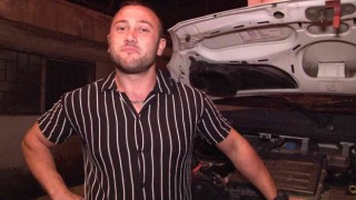 Ümraniyede komedi filmlerini aratmayacak olay: Kamyonet motoruna tavuk sıkıştı