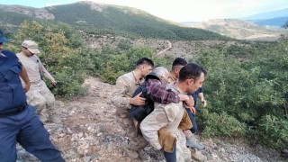 Umutlar tükenmek üzereyken bulundu, Mehmetçik sırtında taşıdı