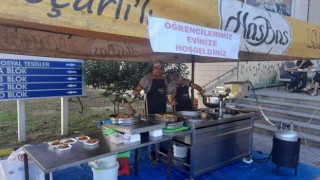 Üniversiteli öğrenci ve velilerine lokma ikramı