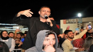Ünlü sanatçı seyircilerin arasına dalınca herkes şaşkına döndü