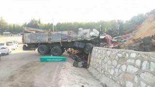 Uşakta kamyon duvara çarptı: 1 ölü